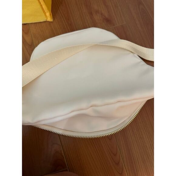 Fany pack color cream with clasp to connect - Picture 2 of 4